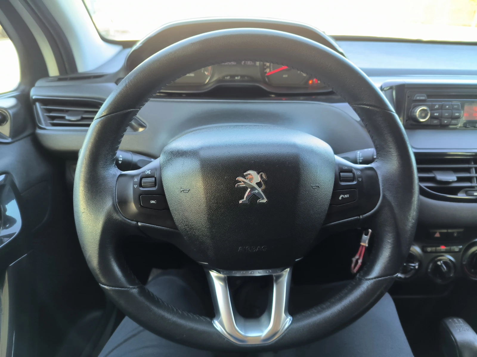 Peugeot 208 1.2i 82k.s.gaz - изображение 10