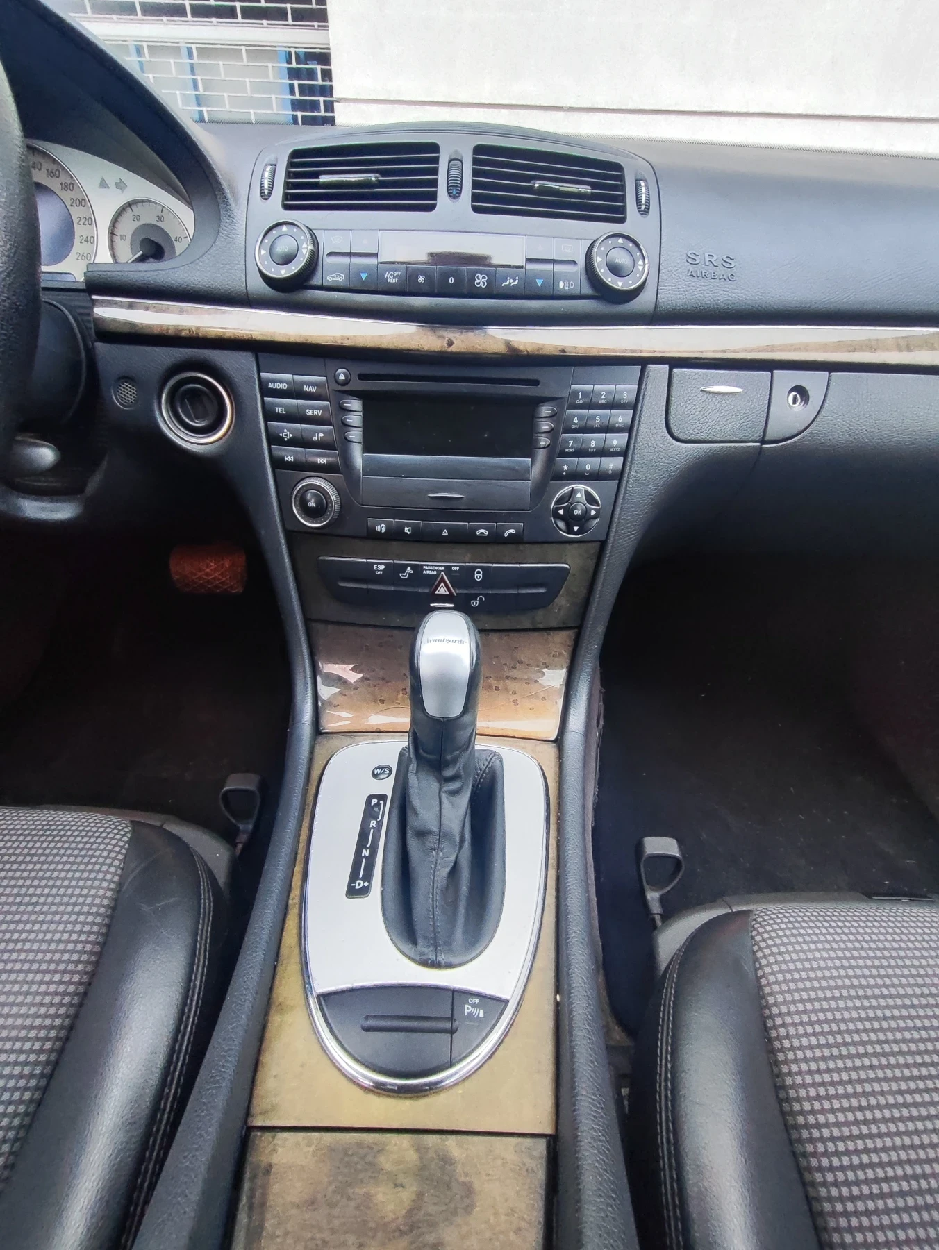 Mercedes-Benz E 220, снимка 5 - Автомобили и джипове - 54763691