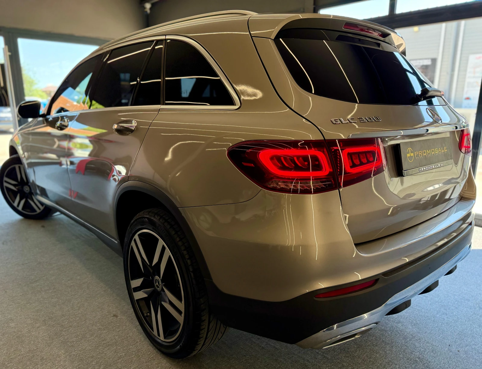 Mercedes-Benz GLC 300  Подгреви* Лизинг* FACE* Keyless - изображение 4