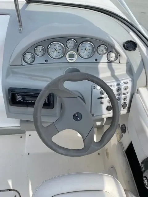 Моторна яхта Bayliner 652 Cuddy Cabin - изображение 7
