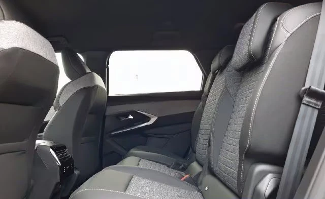 Peugeot 5008 HEV/145HP/7S/ALLURE/CAM/LED/NAVI/CPLAY/KLESS/635q, снимка 13 - Автомобили и джипове - 55790197