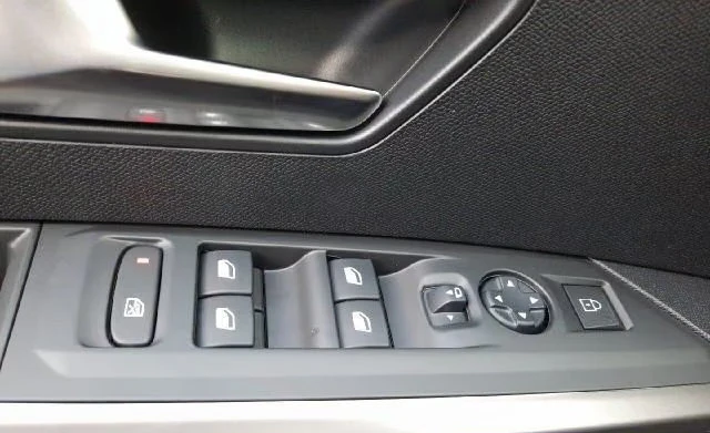 Peugeot 5008 HEV/145HP/7S/ALLURE/CAM/LED/NAVI/CPLAY/KLESS/635q, снимка 12 - Автомобили и джипове - 55790197