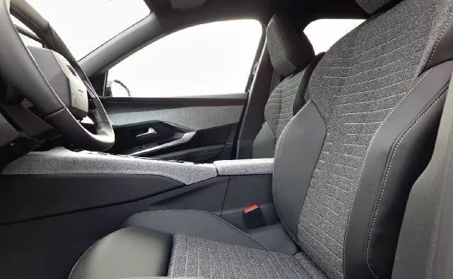 Peugeot 5008 HEV/145HP/7S/ALLURE/CAM/LED/NAVI/CPLAY/KLESS/635q, снимка 6 - Автомобили и джипове - 55790197