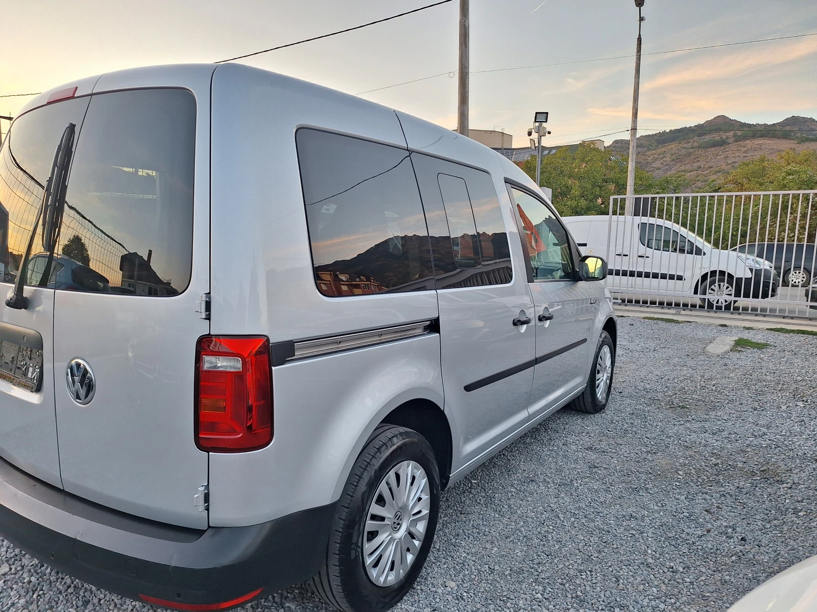 VW Caddy 2.0 TDI 5 МЕСТА - изображение 4