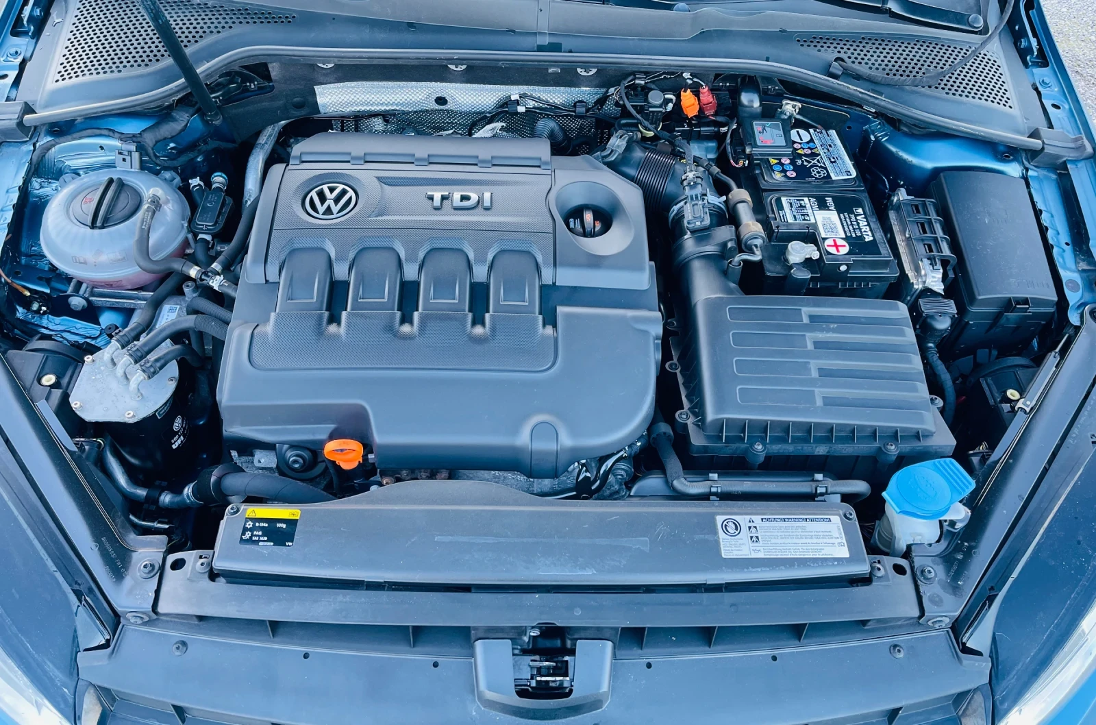 VW Golf 1.6 TDI * Панорама* Дистроник* Сервизна книжка* , снимка 17 - Автомобили и джипове - 53867196