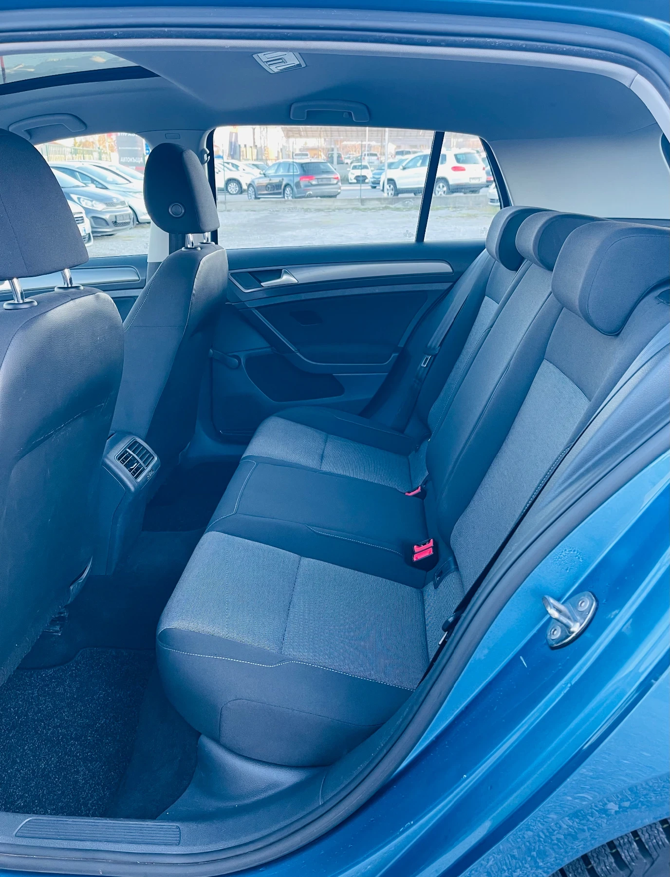 VW Golf 1.6 TDI * Панорама* Дистроник* Сервизна книжка* , снимка 11 - Автомобили и джипове - 53867196