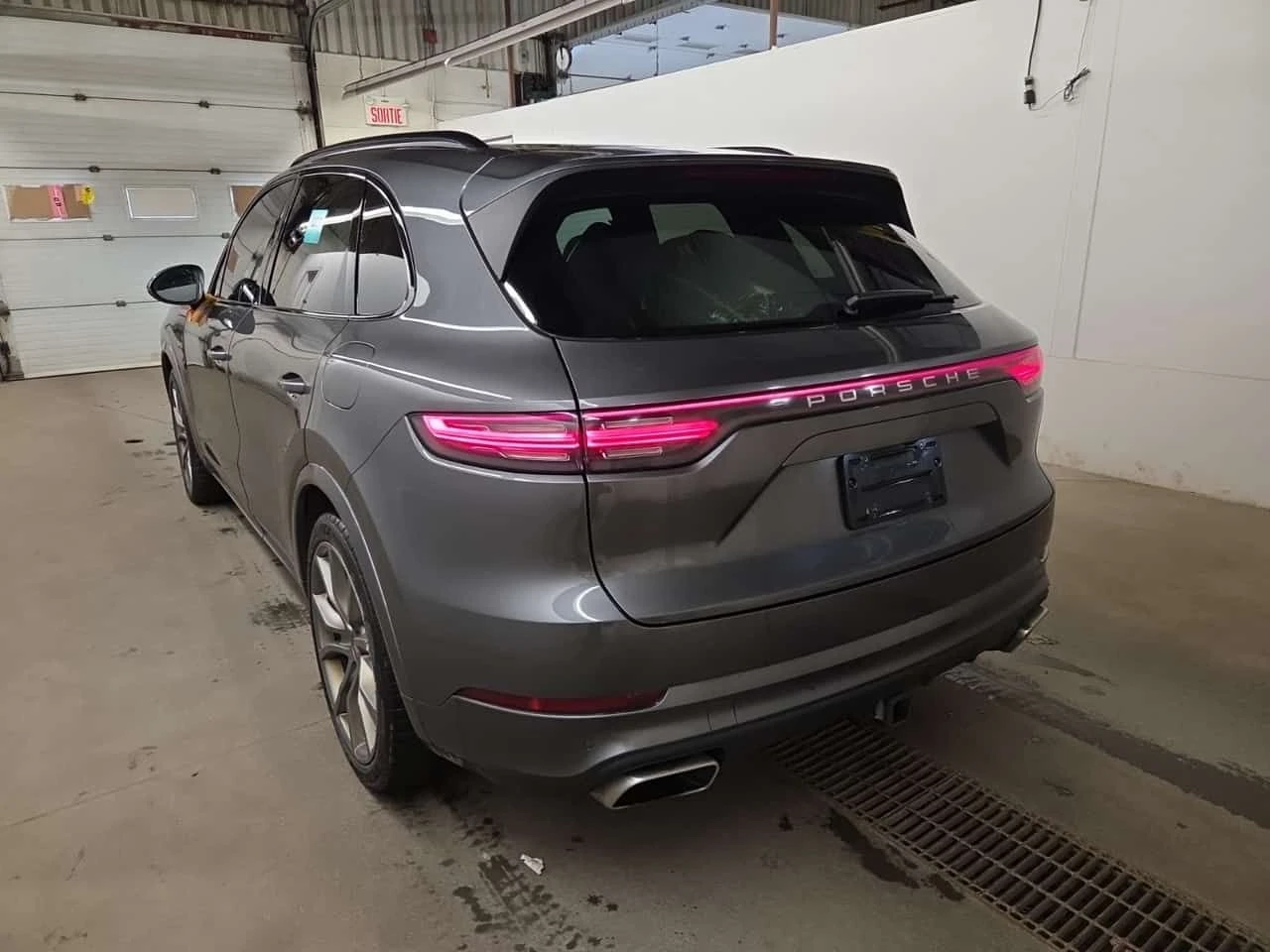 Porsche Cayenne * E Hybrid * ПАНОРАМА* 360KAMЕРА* ДИСТРОНИК* , снимка 4 - Автомобили и джипове - 54761762