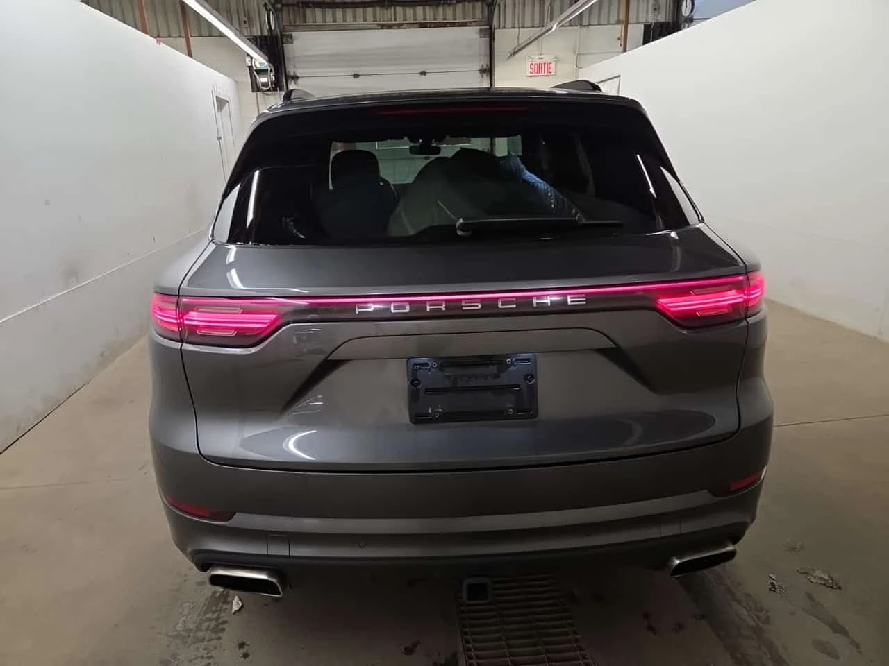 Porsche Cayenne * E Hybrid * ПАНОРАМА* 360KAMЕРА* ДИСТРОНИК* , снимка 5 - Автомобили и джипове - 54761762