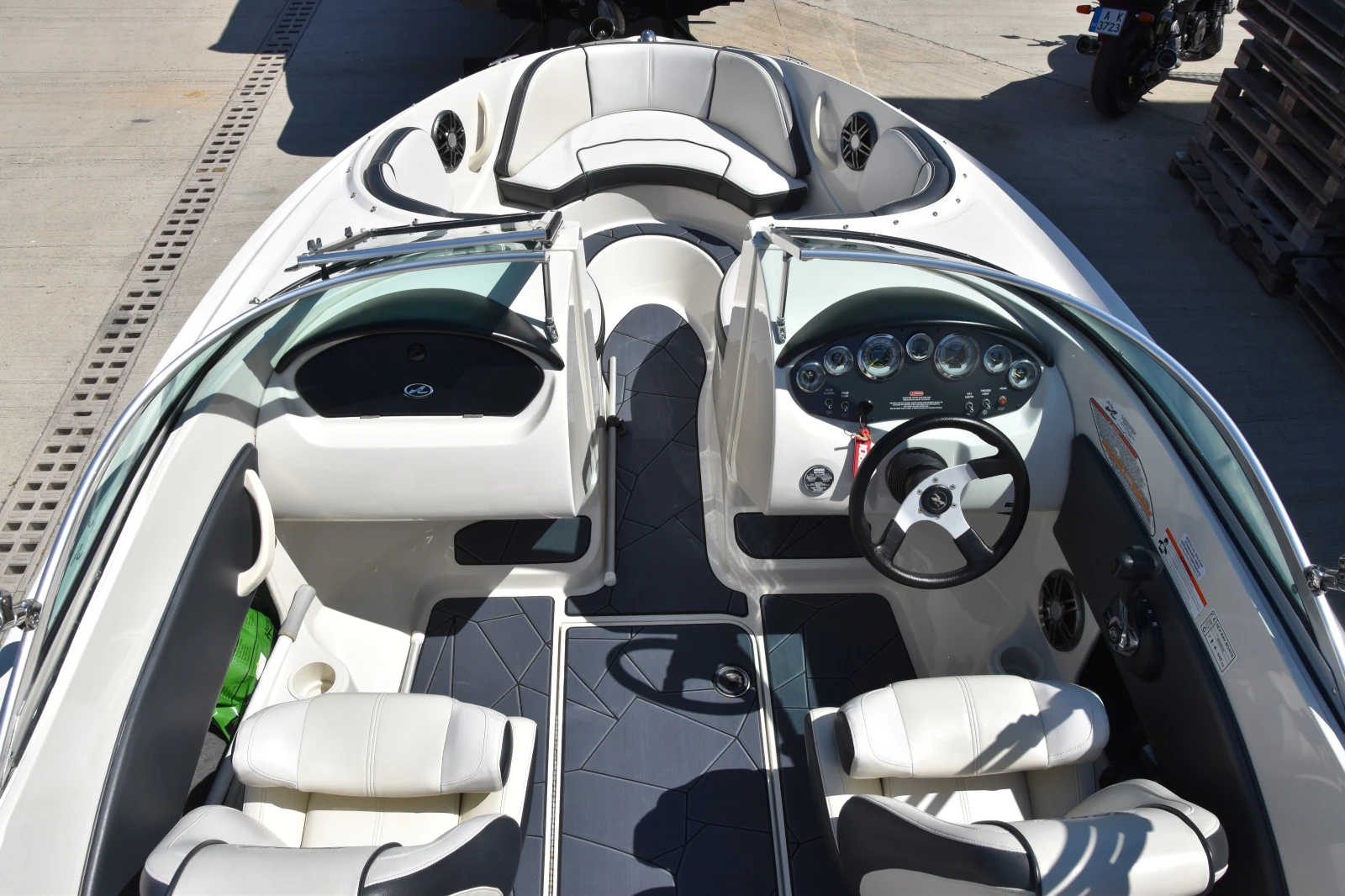 Моторна яхта Sea Ray 185 - изображение 9