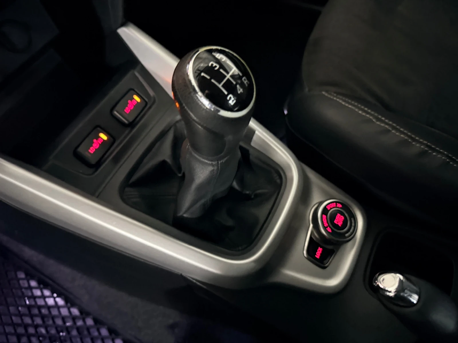 Suzuki Vitara 1.6i* 4x4* ГАЗ* LEД* ДИСТРОНИК* КОЖА* CarPlay/Andr, снимка 13 - Автомобили и джипове - 54222157