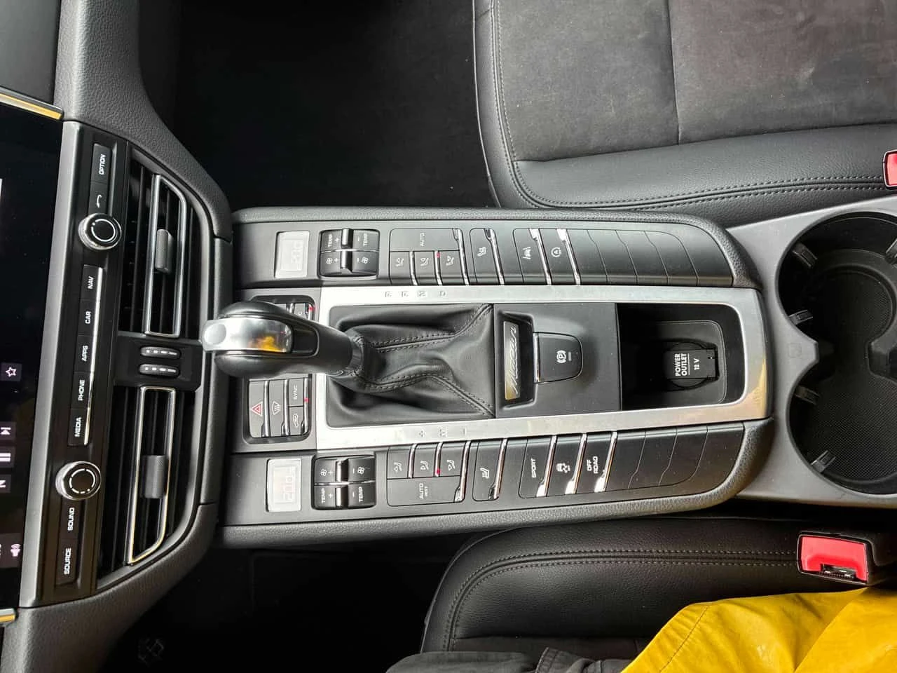 Porsche Macan * AWD * ОБДУХВАНЕ * KEYLESS * ПОДГРЕВИ * АВТОКРЕДИ, снимка 11 - Автомобили и джипове - 55015687