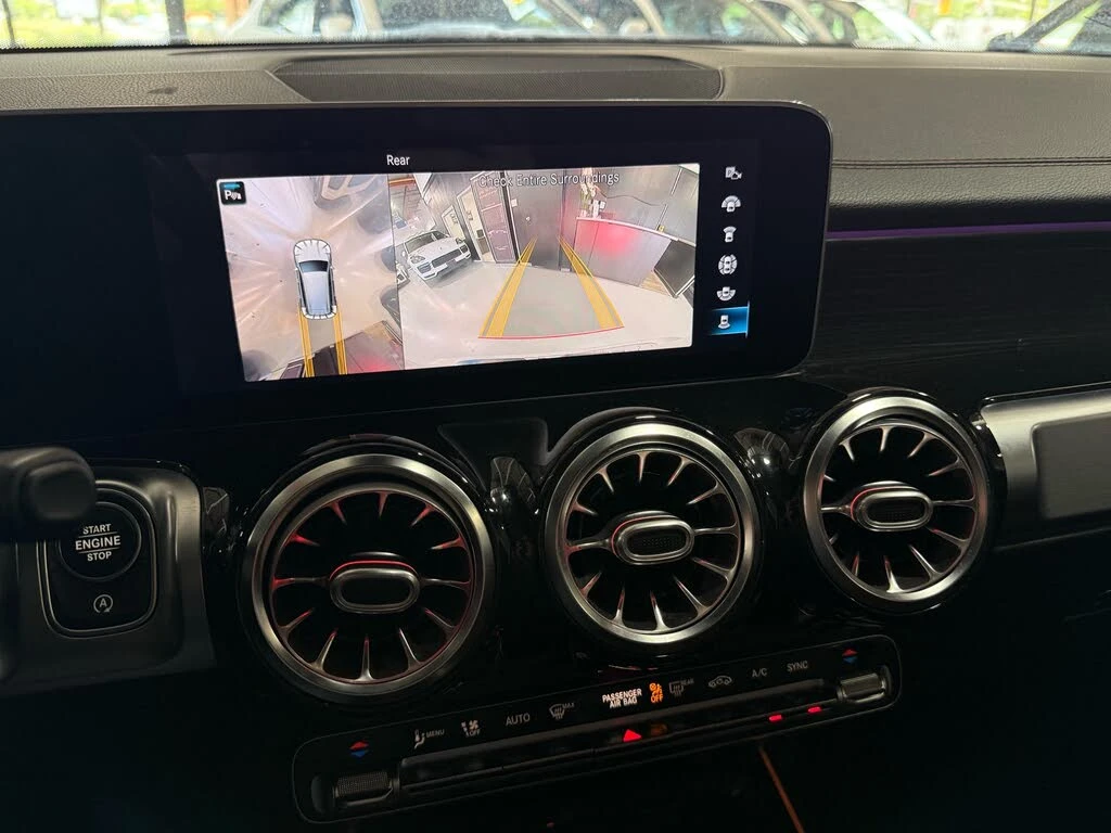 Mercedes-Benz GLB 250 4MATIC* AMG* DISTRONIC* ПАНО* 360* КРАЙНА ЦЕНА, снимка 11 - Автомобили и джипове - 55941367