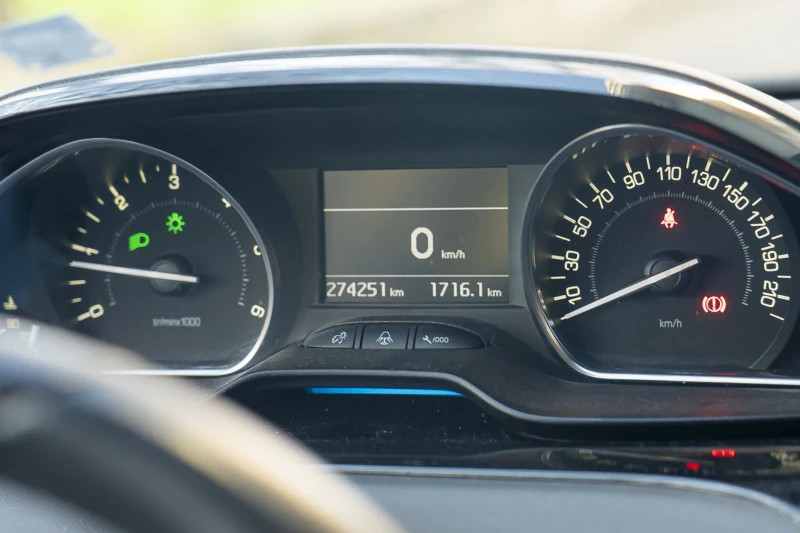 Peugeot 208, снимка 14 - Автомобили и джипове - 52767492