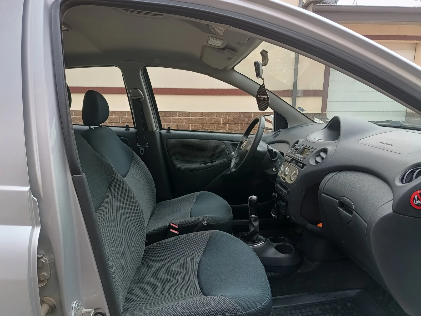 Toyota Yaris 1.3 vvti, снимка 9 - Автомобили и джипове - 53742895