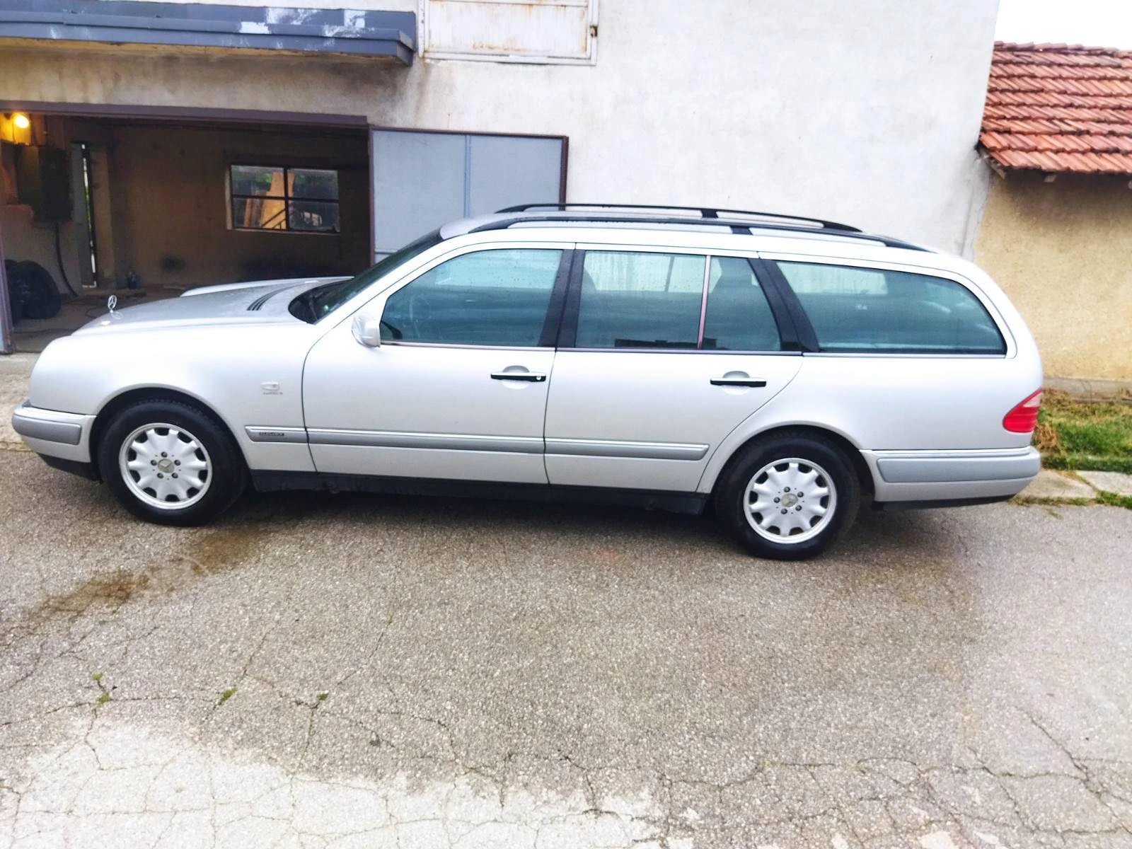 Mercedes-Benz E 200, снимка 2 - Автомобили и джипове - 53879463