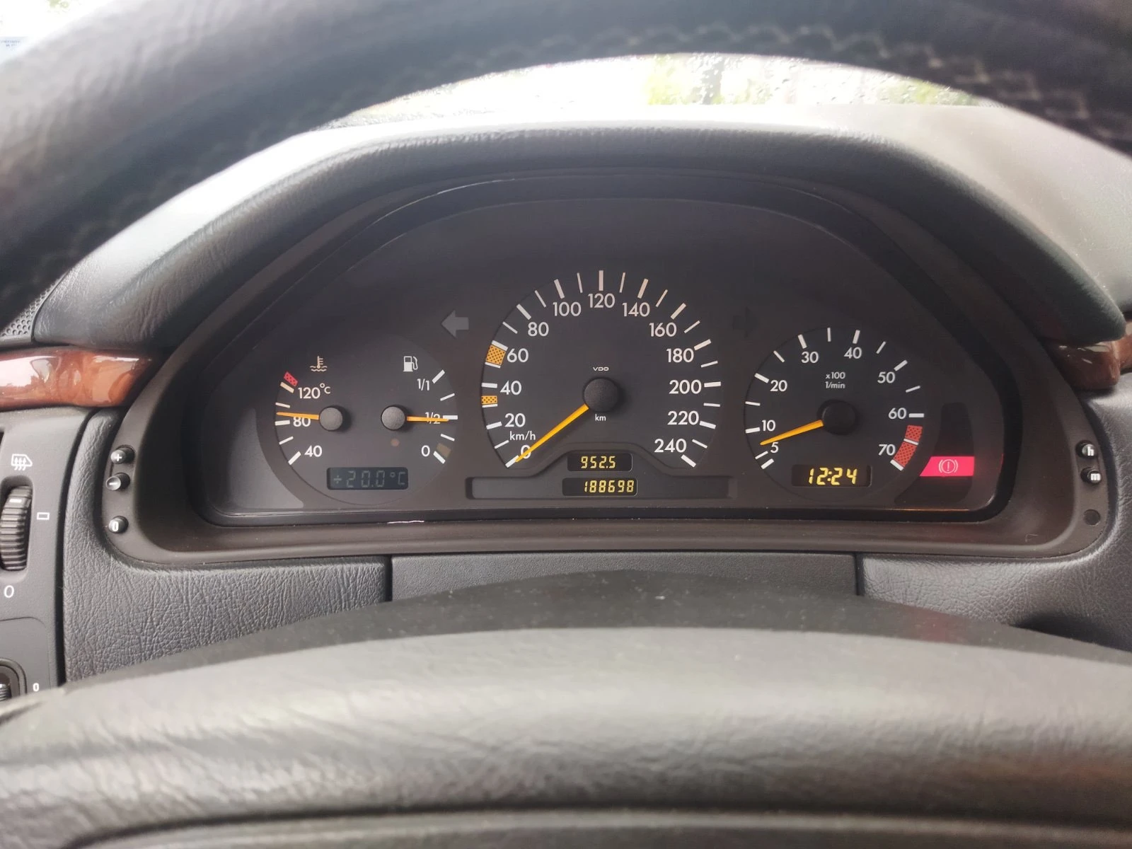 Mercedes-Benz E 200, снимка 7 - Автомобили и джипове - 53879463