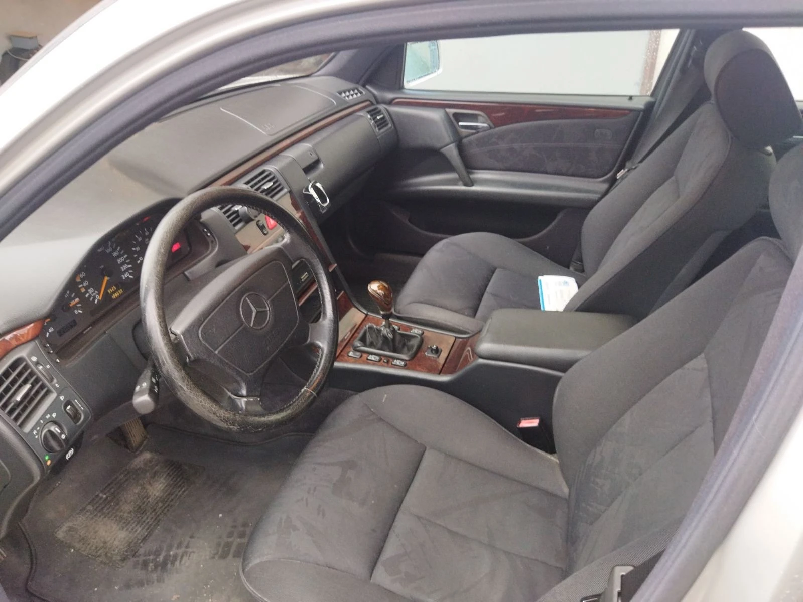 Mercedes-Benz E 200, снимка 6 - Автомобили и джипове - 53879463