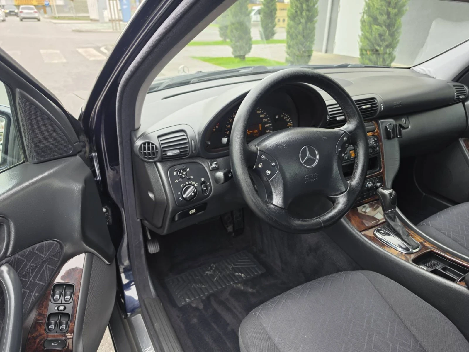 Mercedes-Benz C 200 Газ, Автоматик, снимка 11 - Автомобили и джипове - 54229287