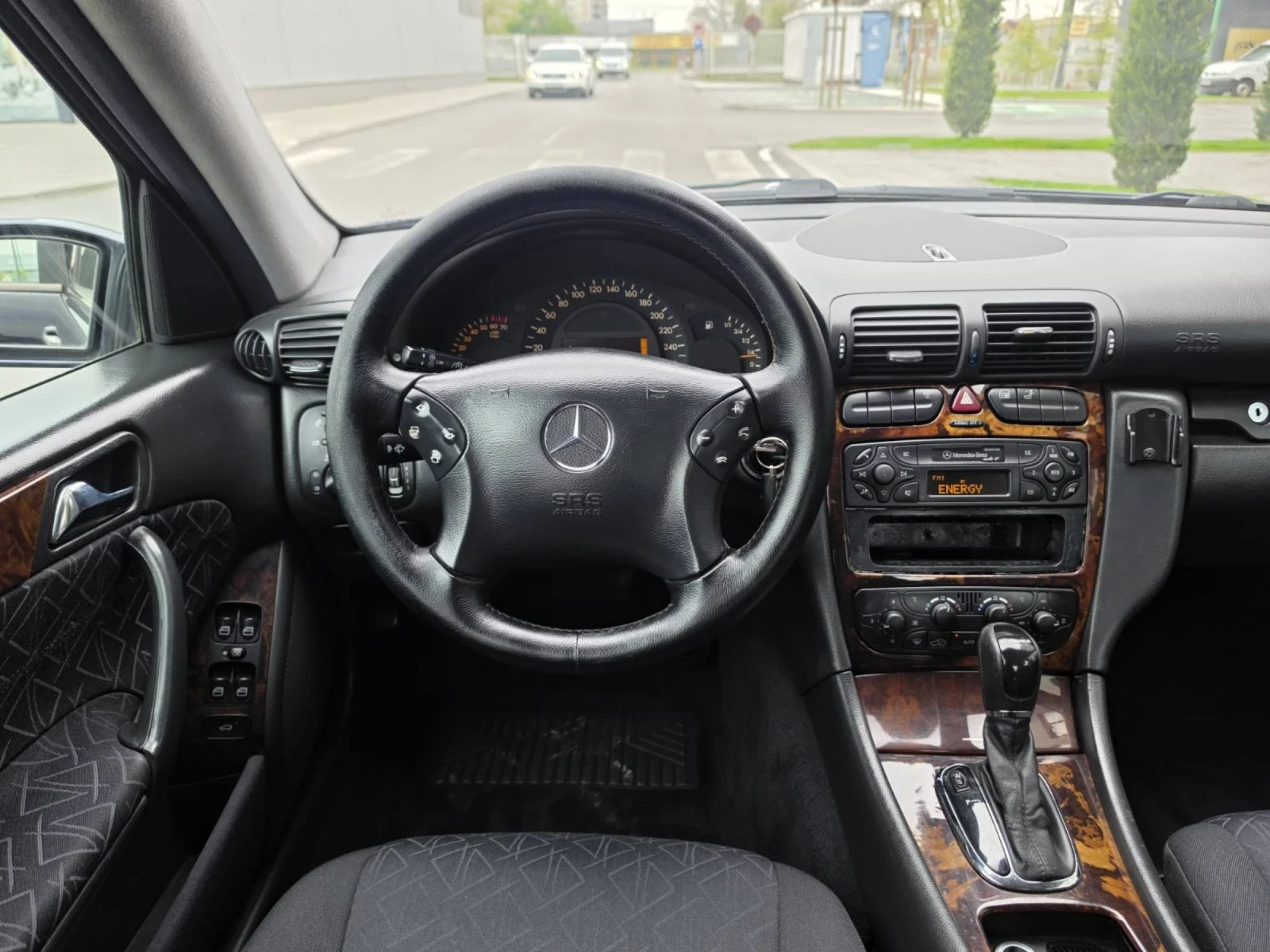 Mercedes-Benz C 200 Газ, Автоматик, снимка 12 - Автомобили и джипове - 54229287