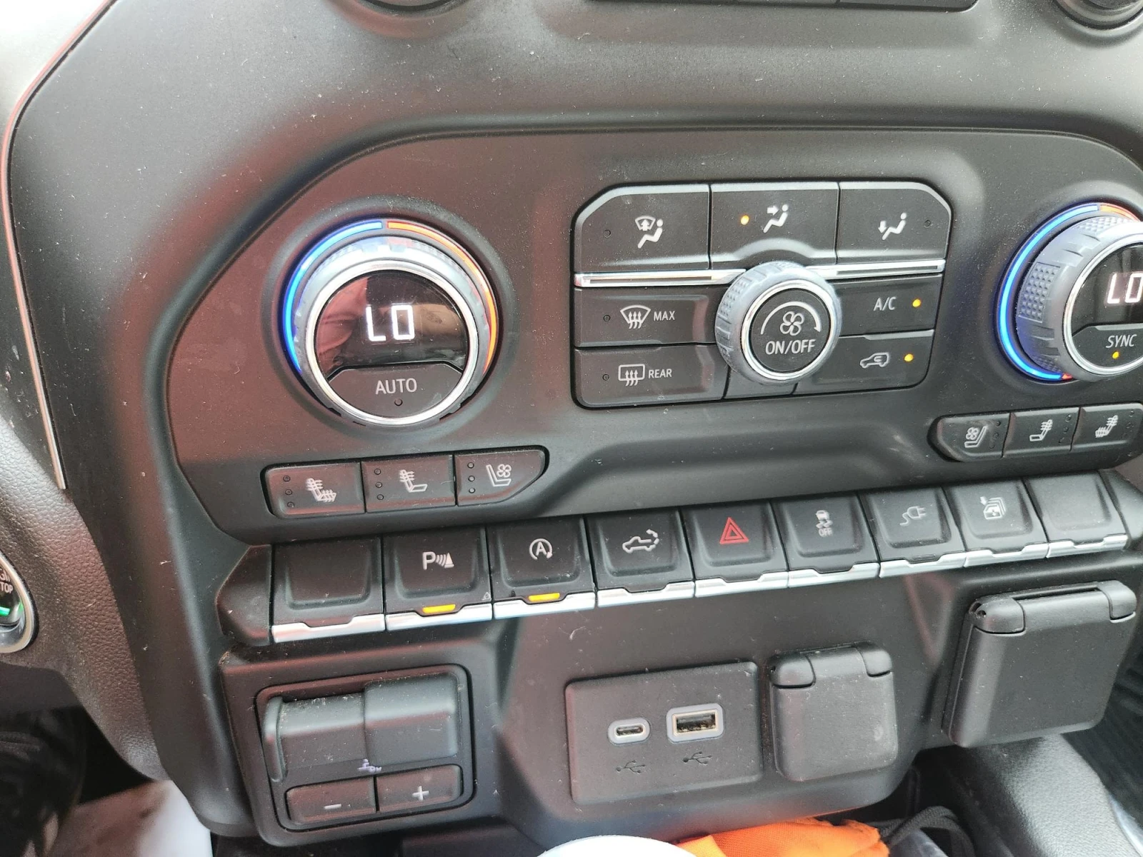 Chevrolet Silverado * LTZ * CARFAX * ЦЕНА ДО БГ, снимка 14 - Автомобили и джипове - 55879272