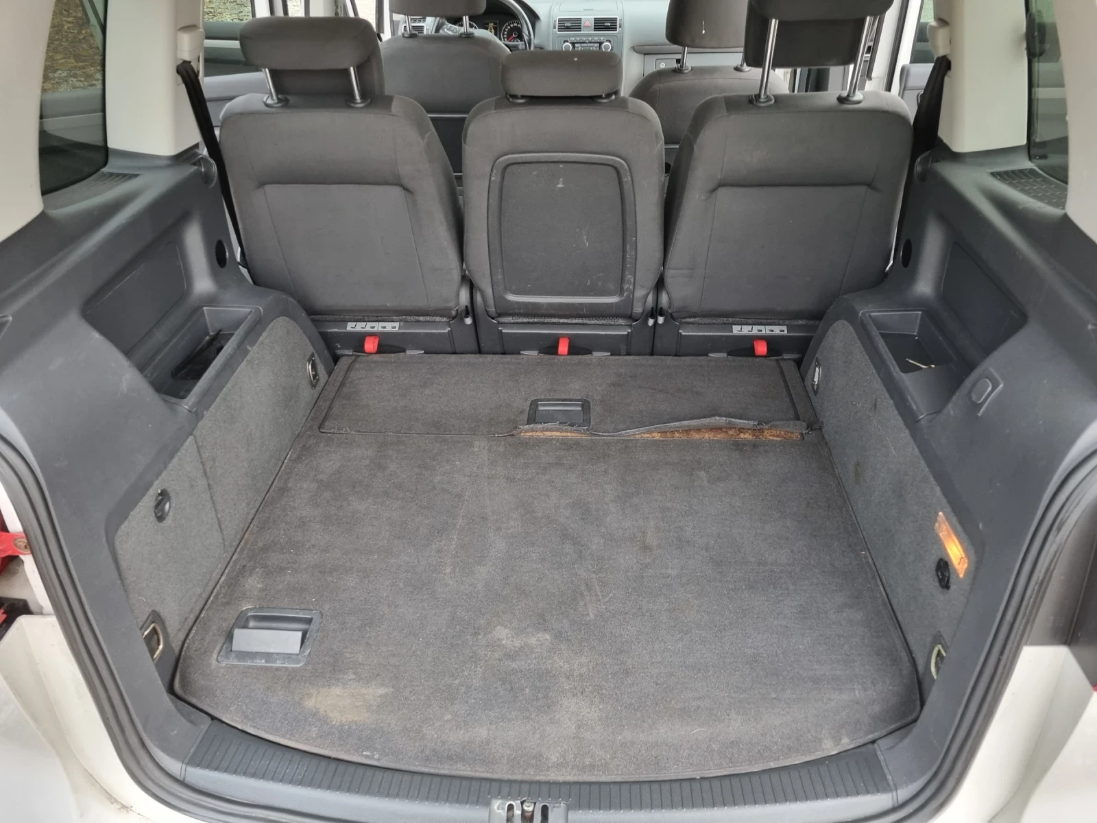 VW Touran 2.0 TDI, снимка 15 - Автомобили и джипове - 56748249