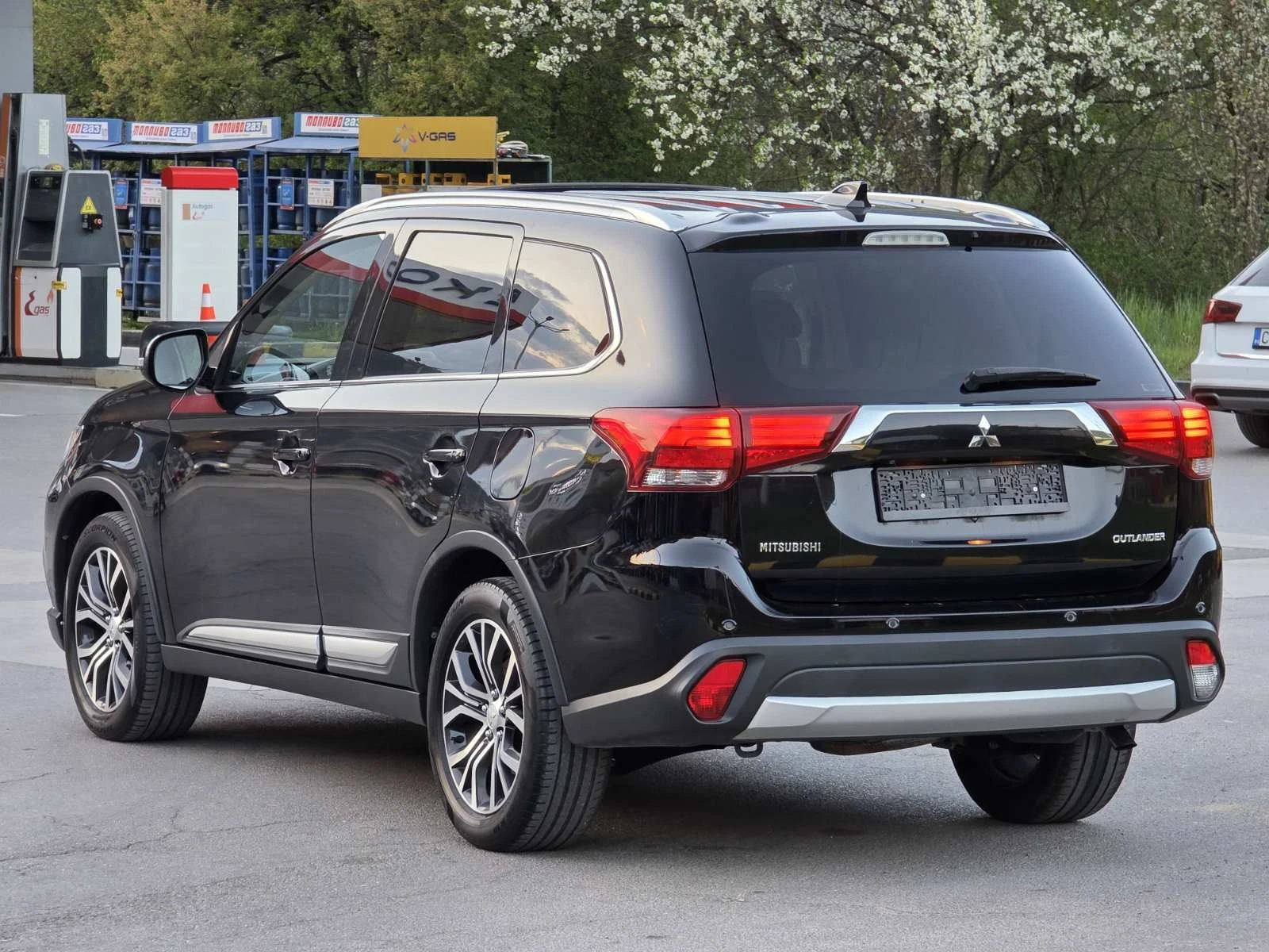 Mitsubishi Outlander Топ състояние лизинг 100% одобрение седем местен, снимка 4 - Автомобили и джипове - 54231294