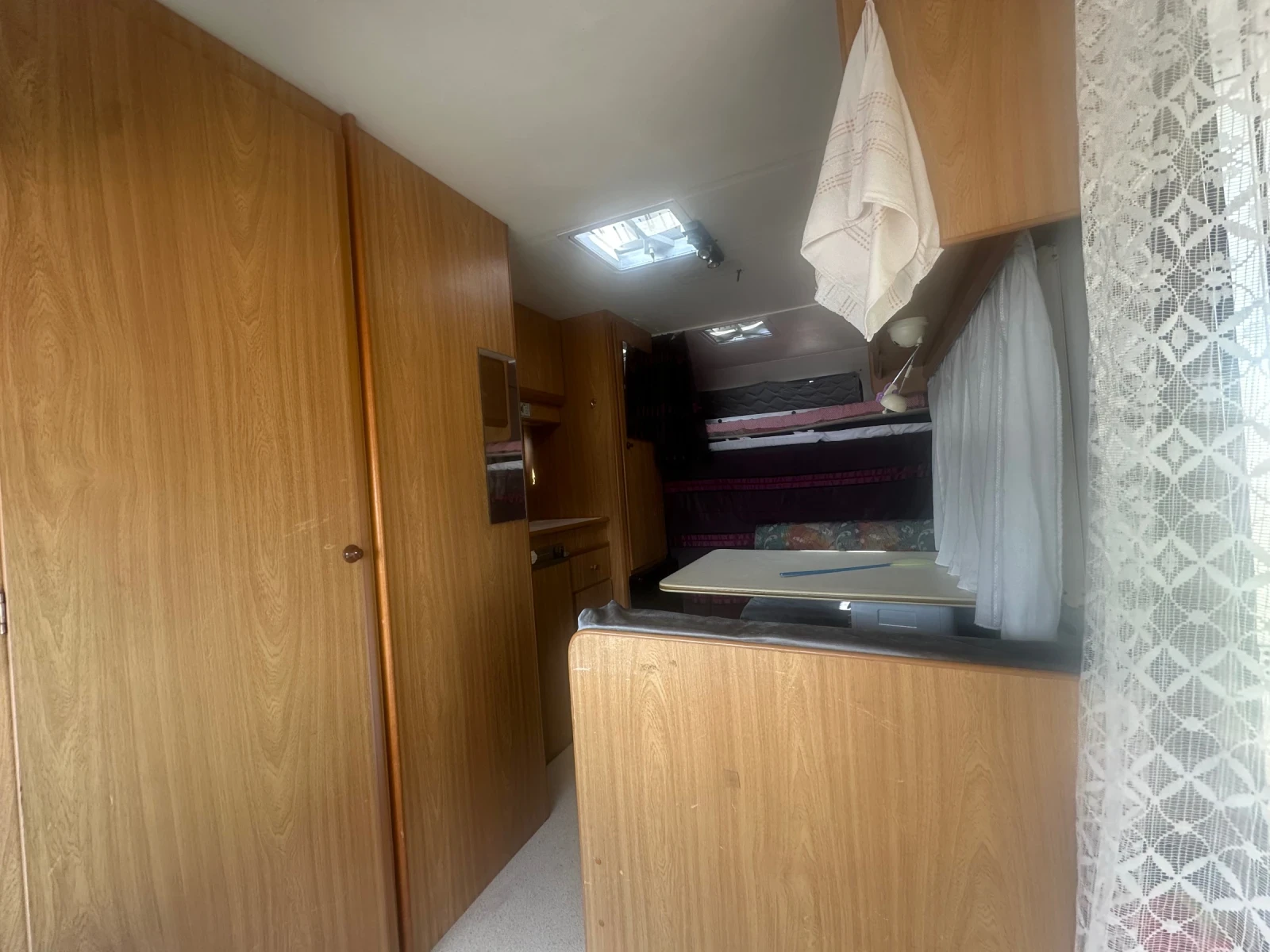 Кемпер Ford Transit, снимка 9 - Каравани и кемпери - 55778345