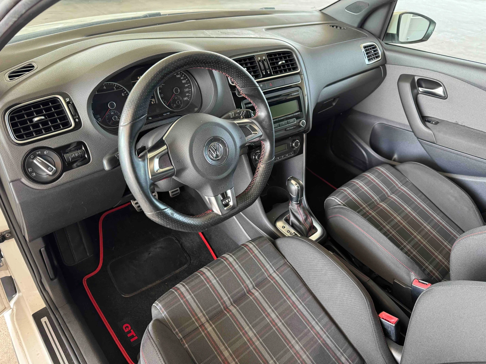 VW Polo GTI* 1.4* 180ps* АВТОМАТ* ПАНОРАМА, снимка 9 - Автомобили и джипове - 55989812