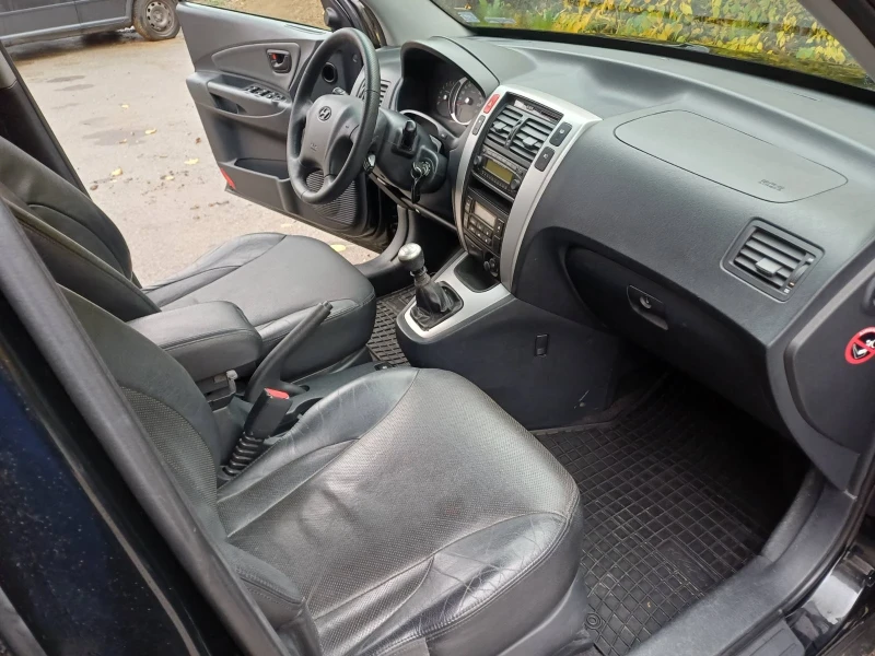 Hyundai Tucson 2.0 GRDI 140кс, снимка 7 - Автомобили и джипове - 52635711