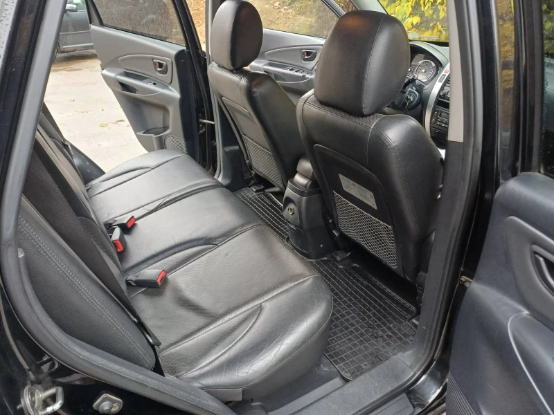 Hyundai Tucson 2.0 GRDI 140кс, снимка 8 - Автомобили и джипове - 52635711