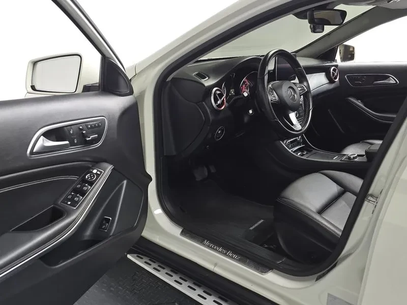 Mercedes-Benz GLA 200, снимка 10 - Автомобили и джипове - 55651939