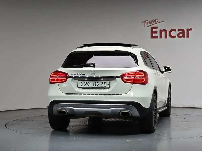 Mercedes-Benz GLA 200, снимка 4 - Автомобили и джипове - 55651939