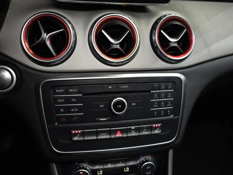 Mercedes-Benz GLA 200, снимка 16 - Автомобили и джипове - 55651939
