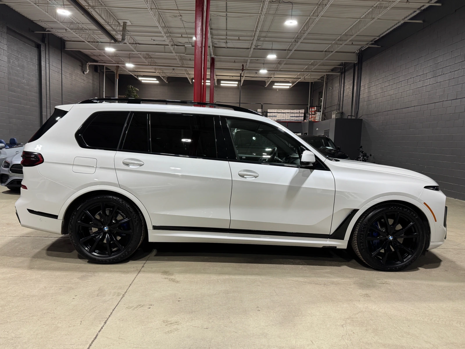 BMW X7 M-SPORT * Alpine White* Ultimate Luxury - изображение 2