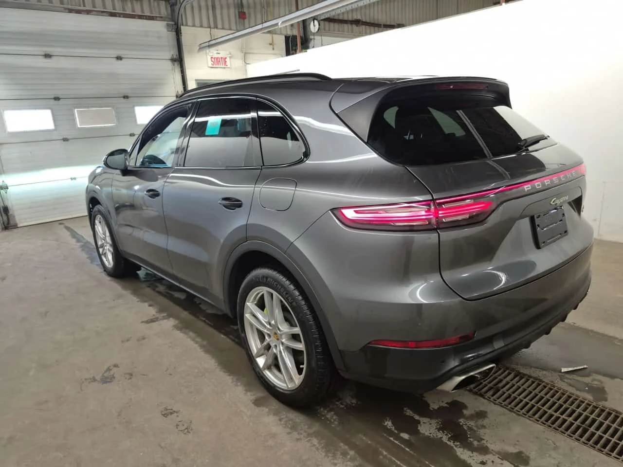 Porsche Cayenne E-Hybrid | PANO | 2 KEYS | ПОДГРЕВИ  - изображение 4