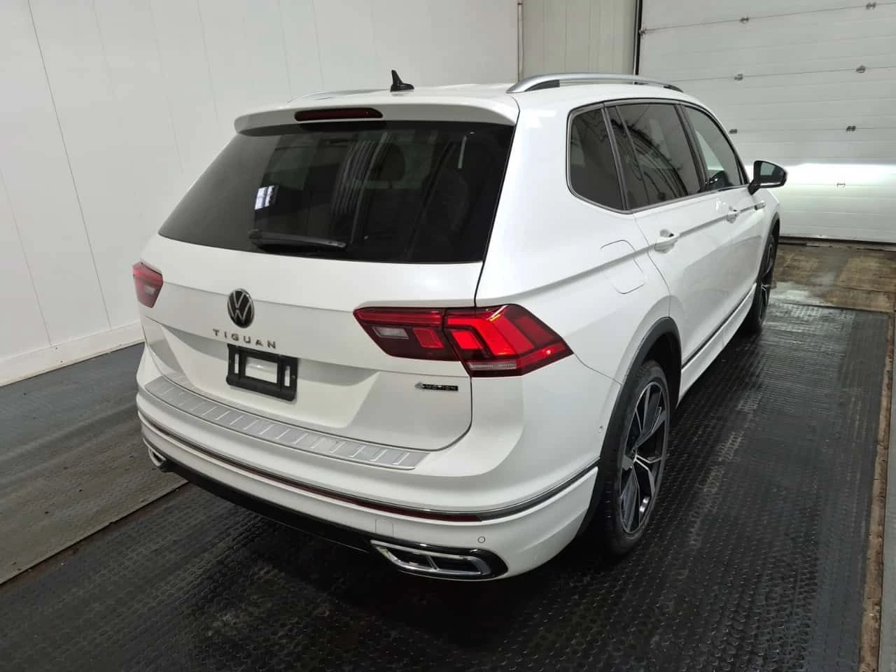 VW Tiguan * HIGHLINE R LINE * CARFAX * ЦЕНА ДО БГ, снимка 3 - Автомобили и джипове - 54236957