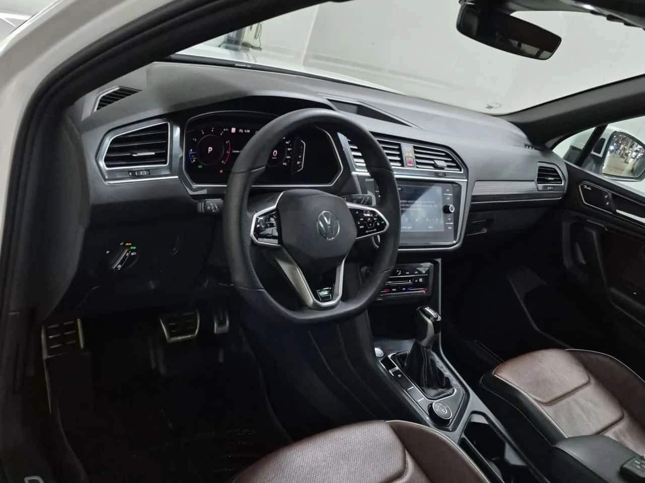 VW Tiguan * HIGHLINE R LINE * CARFAX * ЦЕНА ДО БГ, снимка 8 - Автомобили и джипове - 54236957