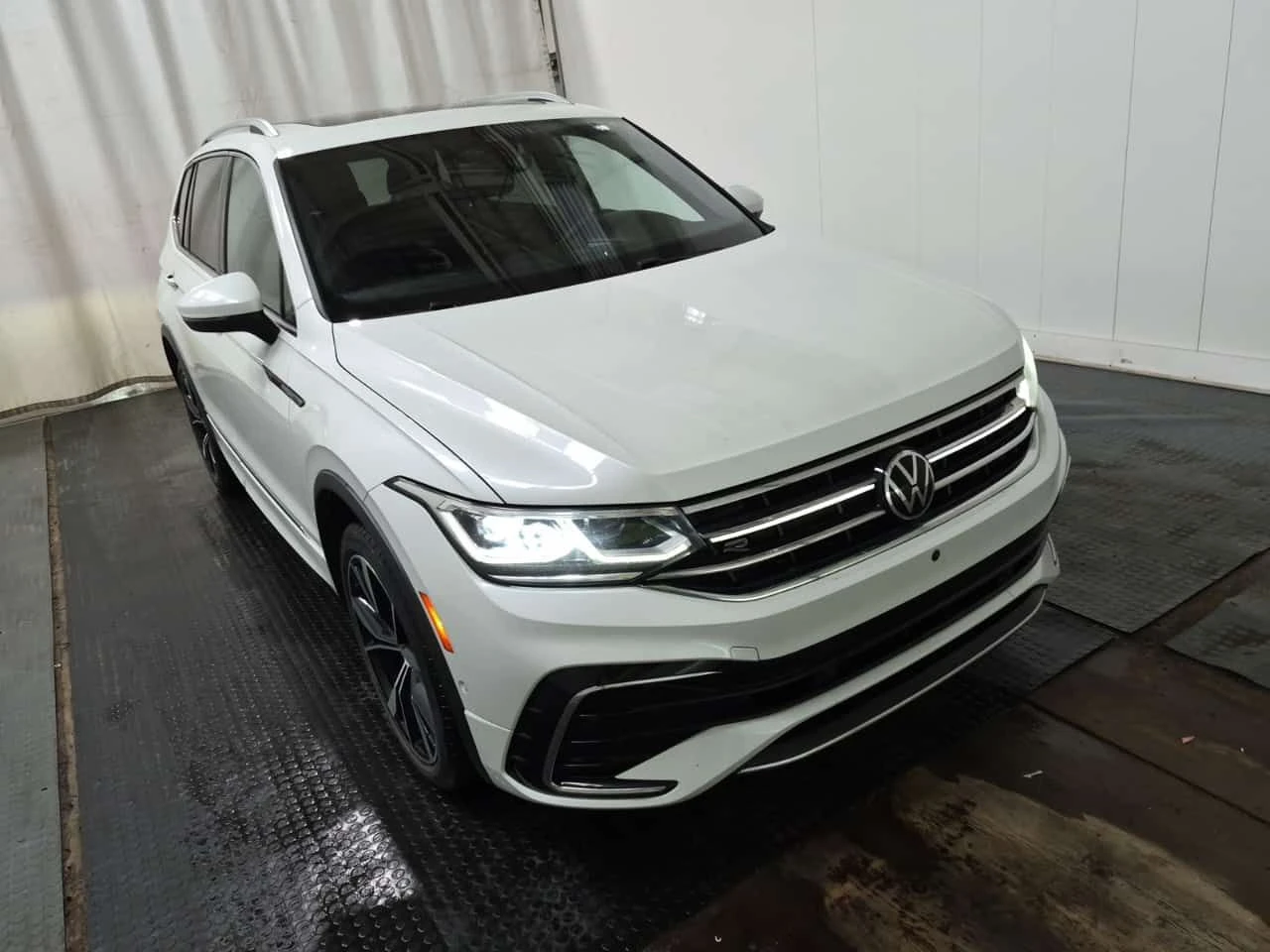 VW Tiguan * HIGHLINE R LINE * CARFAX * ЦЕНА ДО БГ, снимка 2 - Автомобили и джипове - 54236957