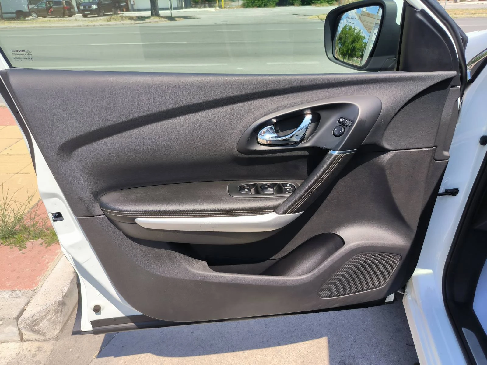 Renault Kadjar 1.5d-6sk-Navi-Keyless-Kamera-Euro-6B, снимка 12 - Автомобили и джипове - 55274596