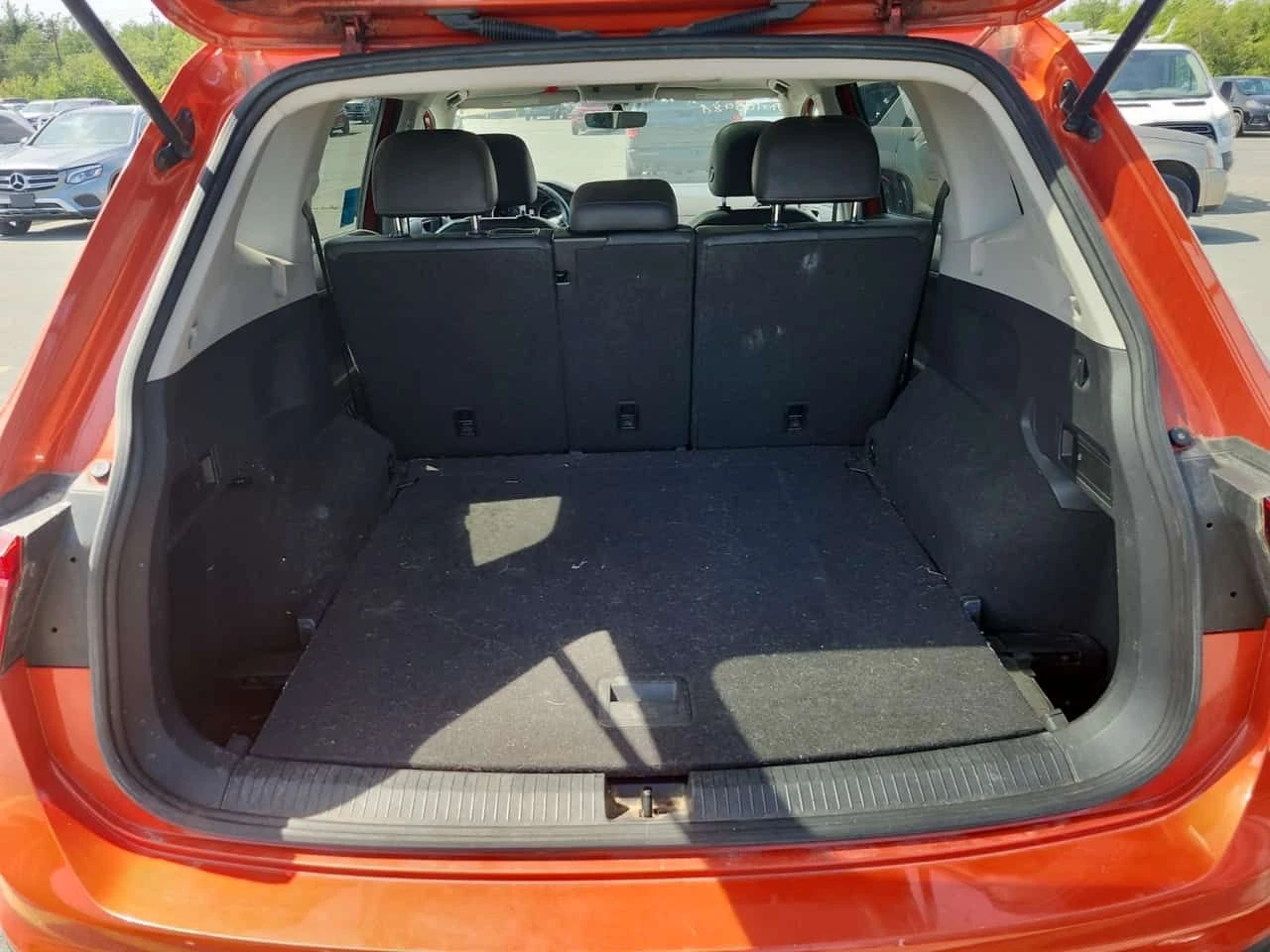 VW Tiguan SE/CARFAX/КОЖА/ПАНОРАМА/2 КЛЮЧА, снимка 14 - Автомобили и джипове - 55468884