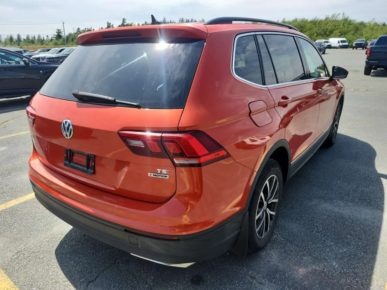 VW Tiguan SE/CARFAX/КОЖА/ПАНОРАМА/2 КЛЮЧА, снимка 3 - Автомобили и джипове - 55468884