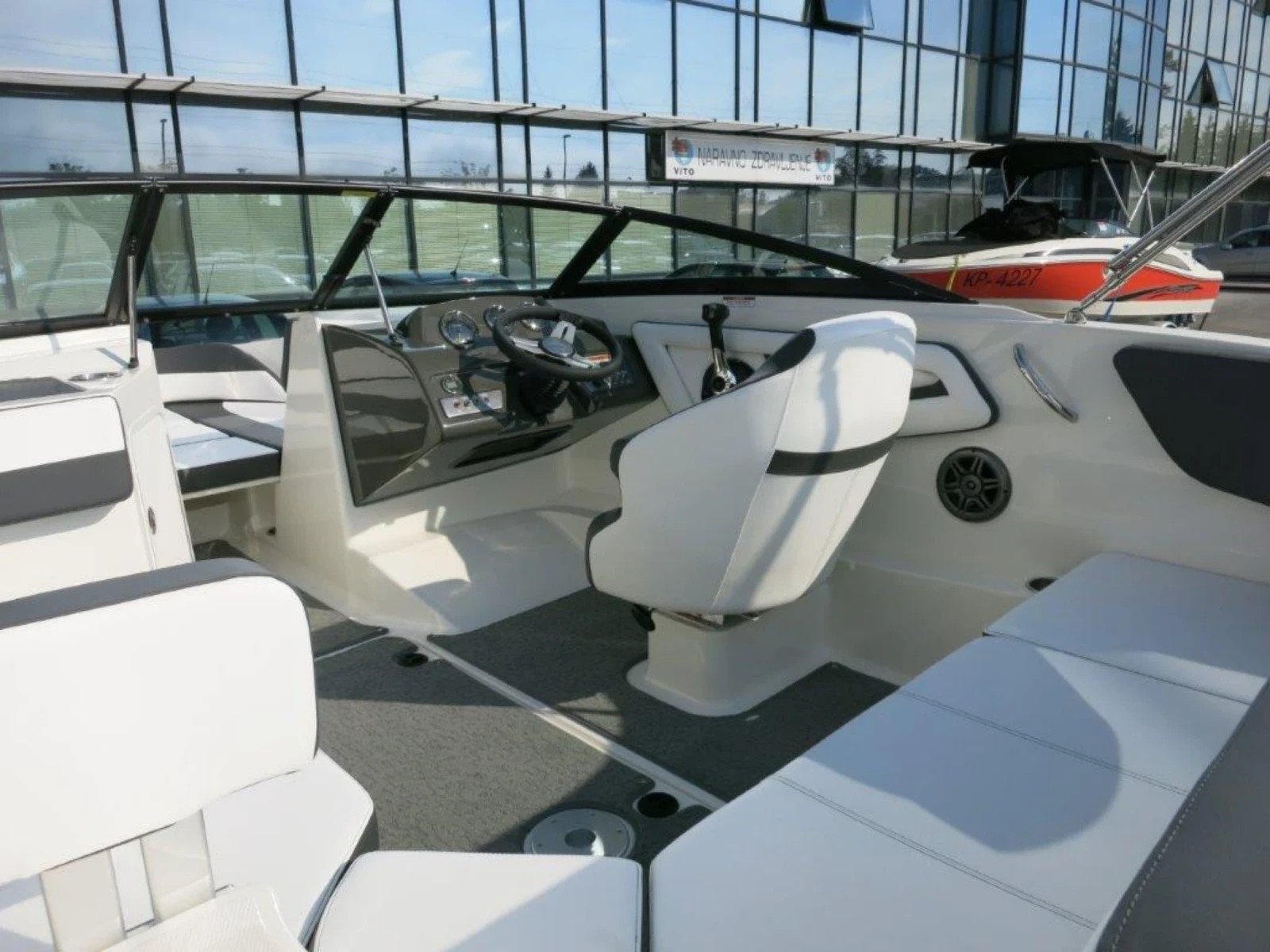 Моторна яхта Sea Ray 190spx - изображение 9