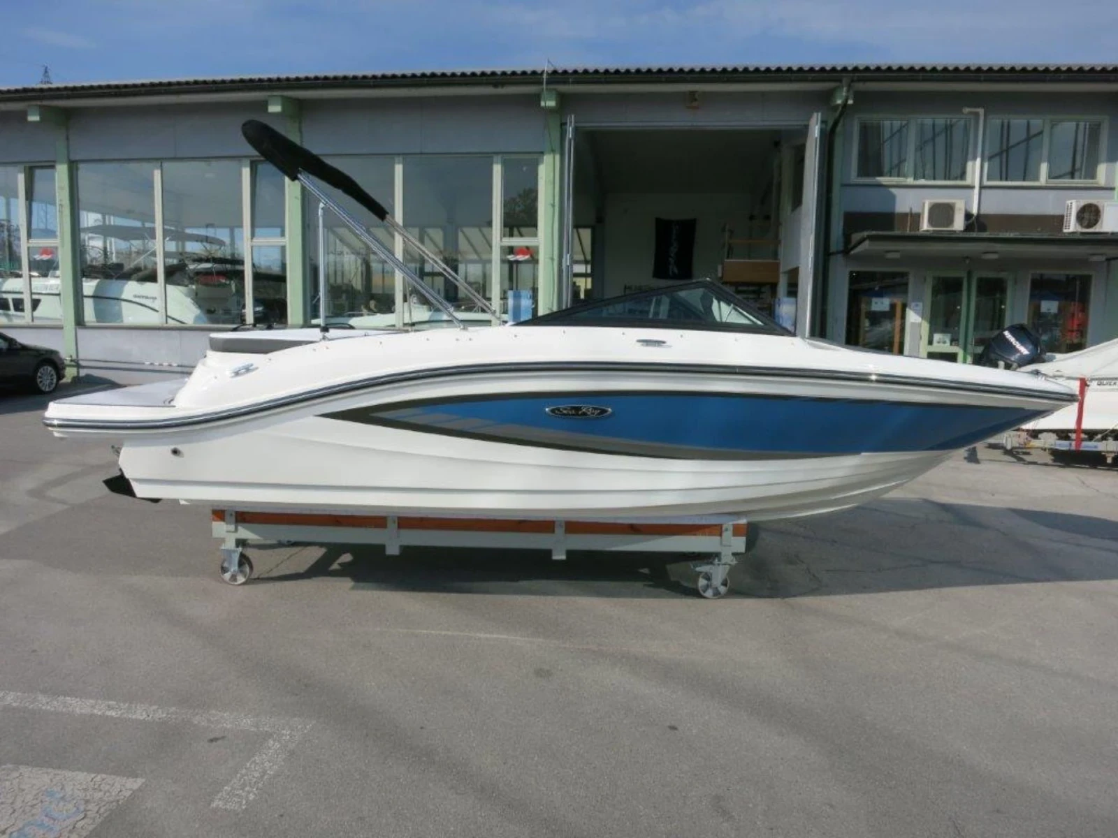 Моторна яхта Sea Ray 190spx - изображение 8