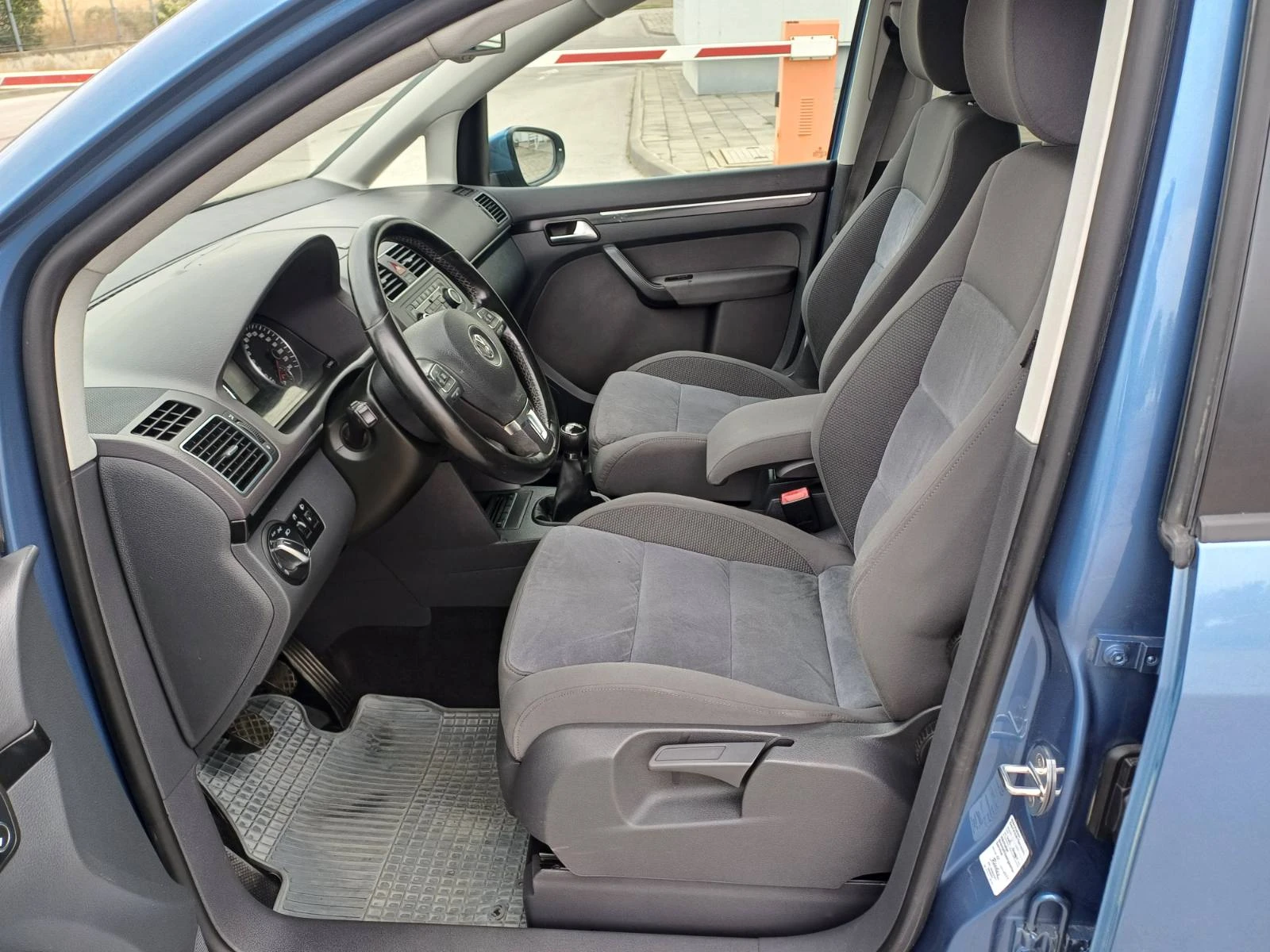 VW Touran Highline 2.0 TDI 140k.s 7 места - изображение 7