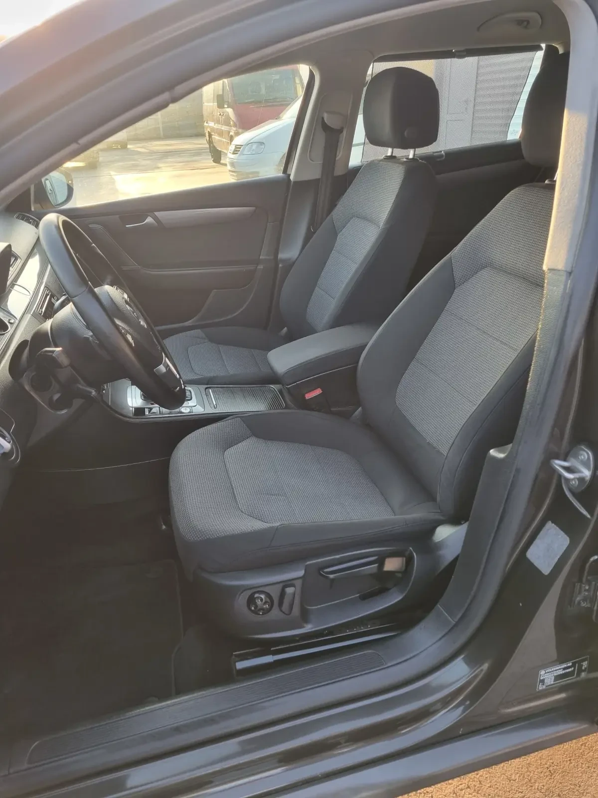 VW Passat 2.0tdi 140к.с DSG Автомат Highline, снимка 10 - Автомобили и джипове - 53829332