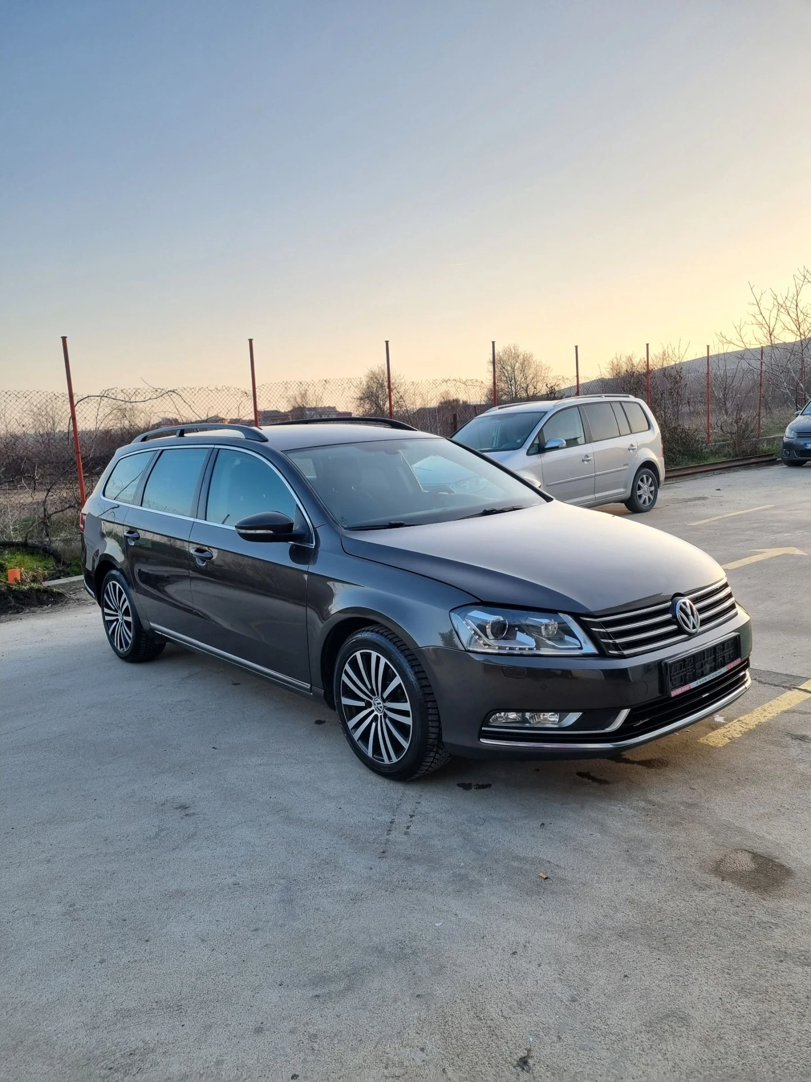 VW Passat 2.0tdi 140к.с DSG Автомат Highline, снимка 2 - Автомобили и джипове - 53829332