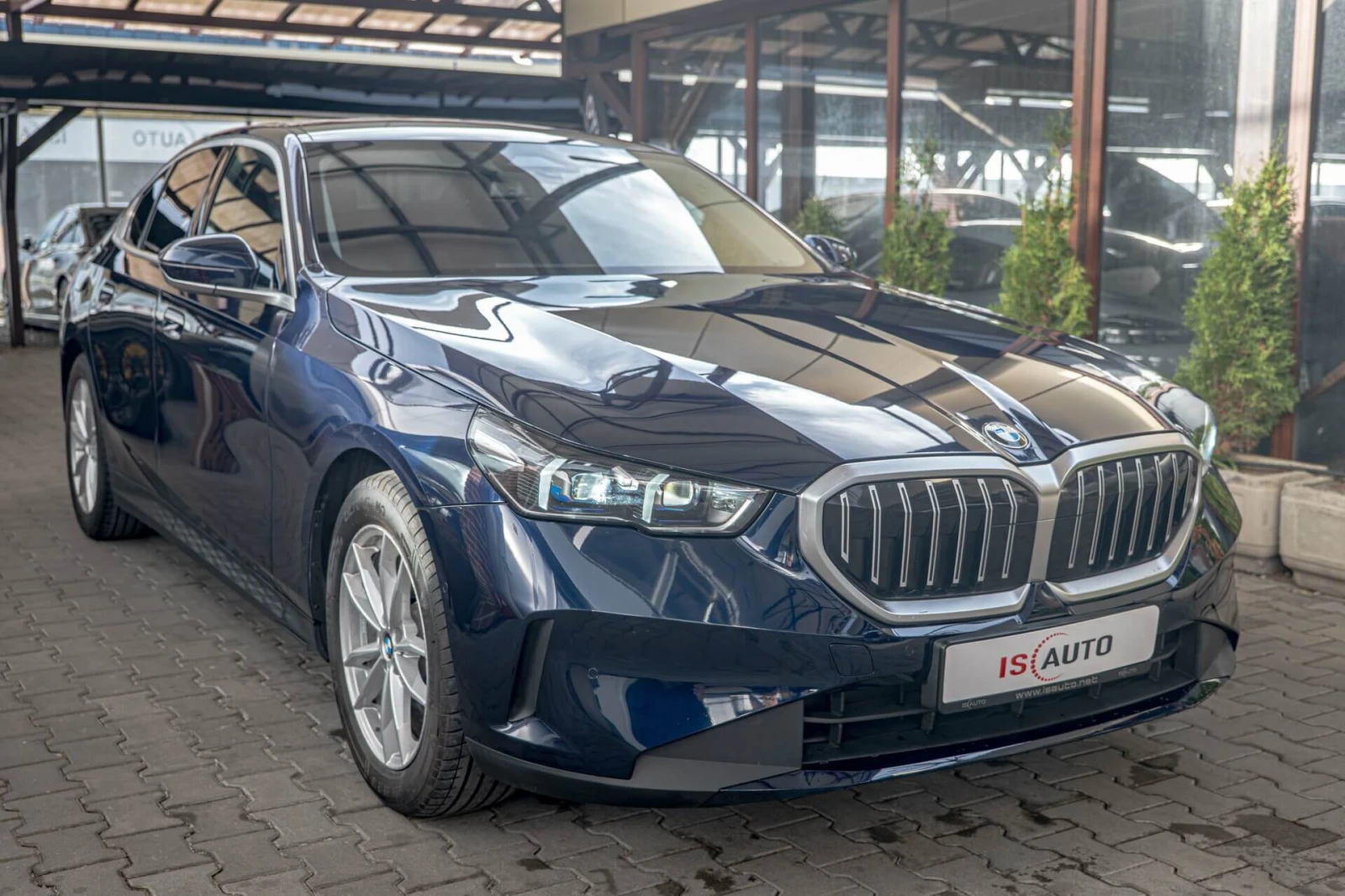 BMW 520 Individual/Подгрев/Ambient/PC-iBrake/Active Guard/, снимка 3 - Автомобили и джипове - 54034183