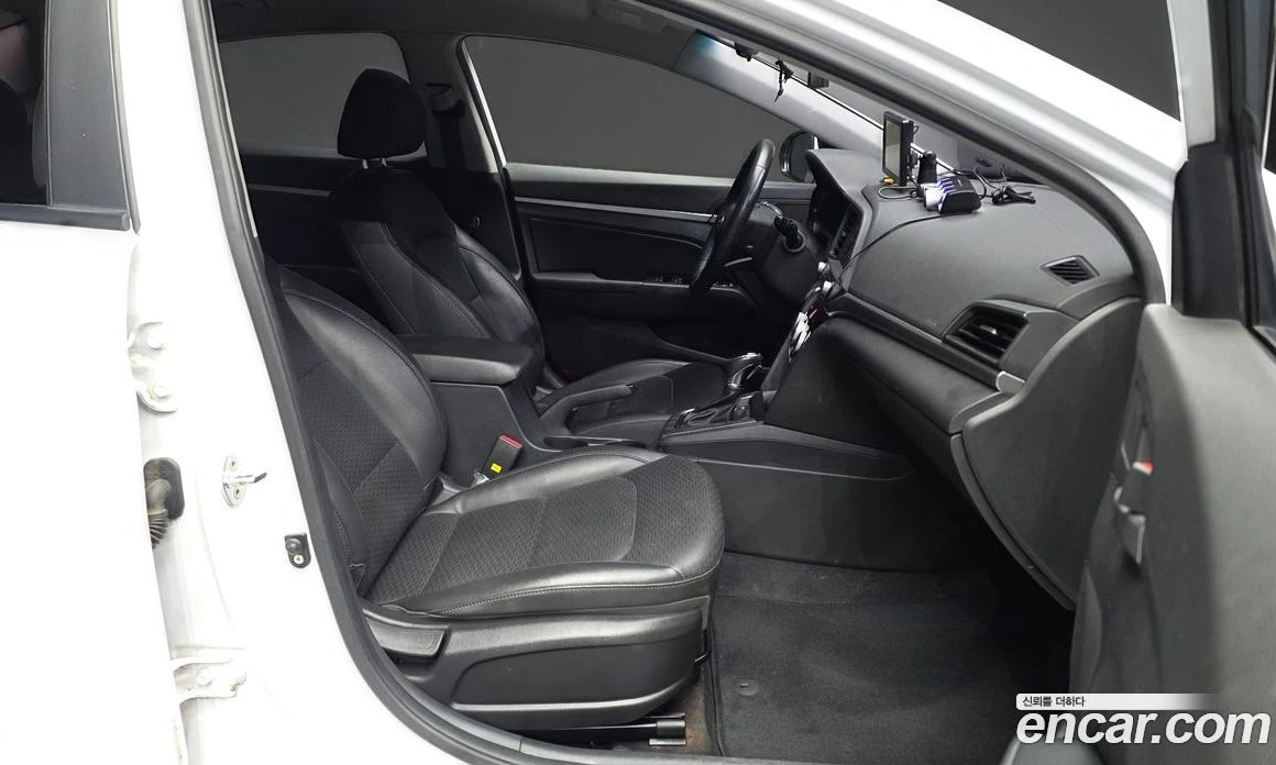 Hyundai Elantra 1.6 Smart, снимка 11 - Автомобили и джипове - 55972719