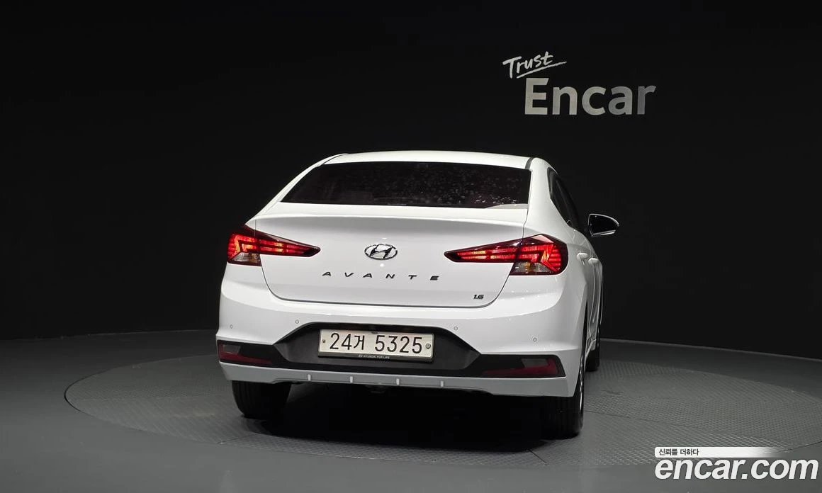 Hyundai Elantra 1.6 Smart, снимка 4 - Автомобили и джипове - 55972719