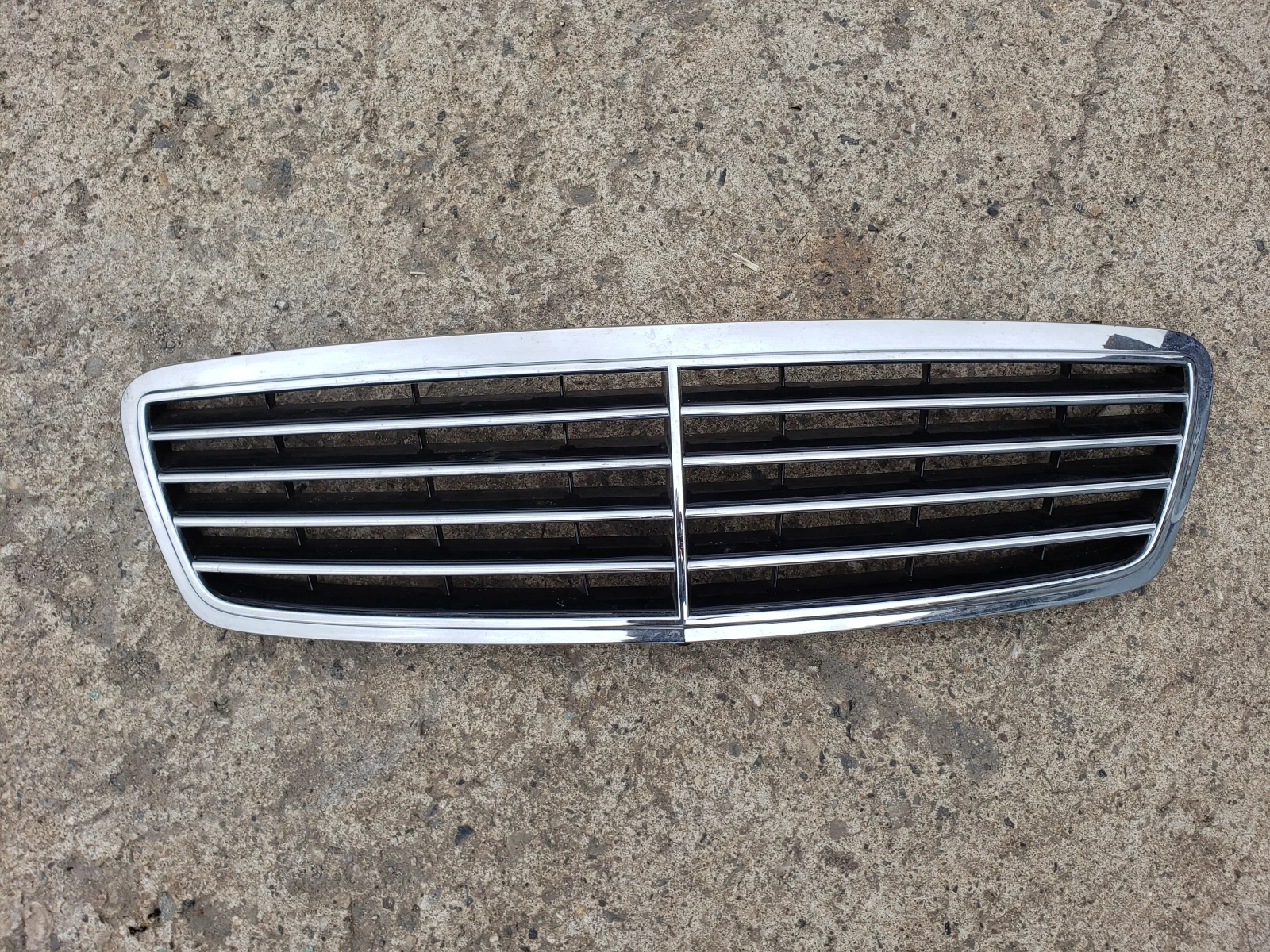 Оригинална решетка за МЕРЦЕДЕС С класа W203.....A2038800183......